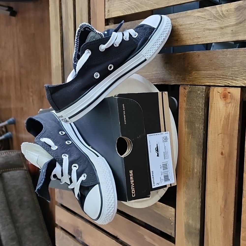 NWB Girls sz 2 star converse